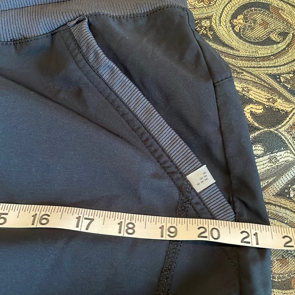 EUC bcg black with grey trim capris - Picture 5 of 8